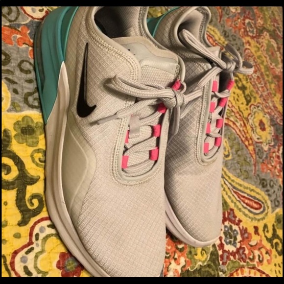 Nike shoes - Picture 3 of 3